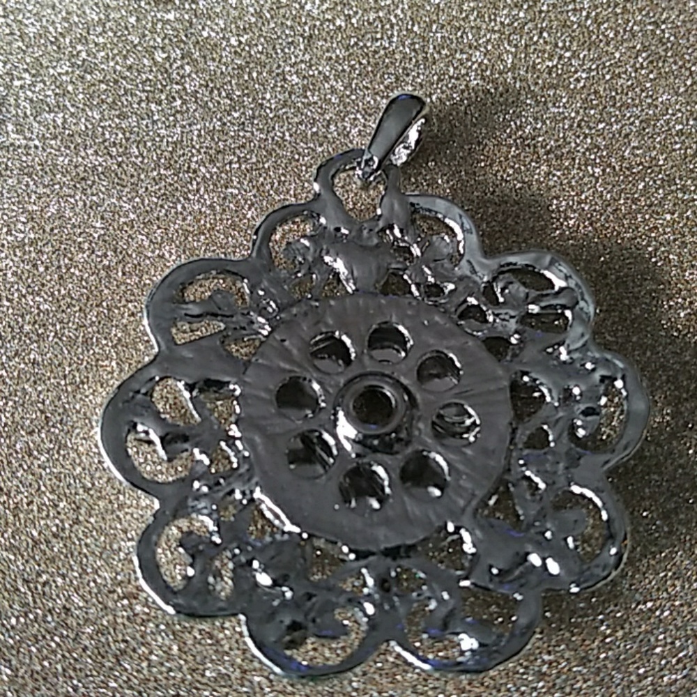 Snap Pendant w/Chain - Picture 3 of 4